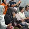 Keluarga menangis saat Basarnas hentikan pencarian lima jurnalis hilang kontak. (Liputan6.com/Rifqy Alief Abiyya)/