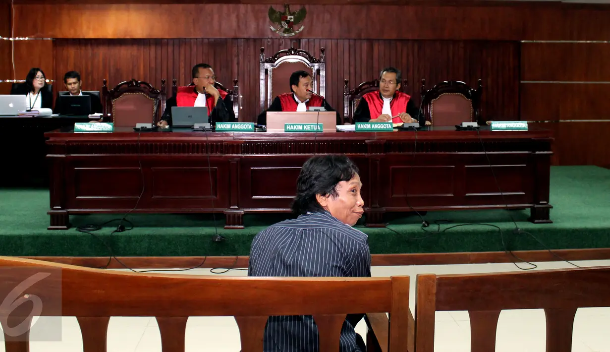 Komedian Mandra menjalani sidang perdana beragenda pembacaan dakwaan di Pengadilan Tipikor, Jakarta, Kamis (20/8/2015). Mandra terjerat kasus korupsi pengadaan program siap siar TVRI pada 2012 bernilai Rp 47,8 miliar. (Liputan6.com/Yoppy Renato)