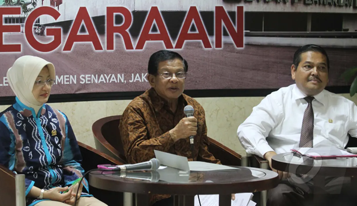  DPD gelar konferensi pers terkait rencana pengajuan 'Hak Bertanya' anggota DPD terhadap penentuan harga BBM di Gedung DPD RI Jakarta, Selasa (3/2/2015).(Liputan6.com/Andrian M Tunay)
