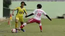 Pemain tim putri BMIFA berusaha melewati pemain BMIFA saat bermain di lapangan VIJ, Petojo, Jakarta, Sabtu (16/2). Acara ini rangkaian dari Festival 125 Tahun MH Thamrin. (Bola.com/Yoppy Renato)