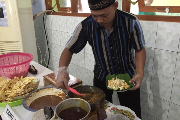 Pak Gareng sedang meracik tahu telor/ Copyright by Vemale.com