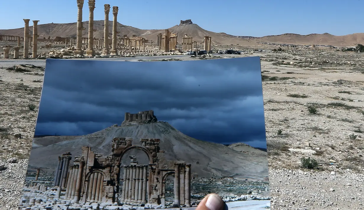 Pemandangan yang ditunjukkan fotografer dari foto Arc du Triomphe yang diambil pada tanggal 14 Maret 2014 di depan sisa-sisa kuil bersejarah setelah dihancurkan oleh ISIS pada Oktober 2015 di kota kuno Palmyra, Suriah, 31 Maret 2016. (Joseph EID/AFP)