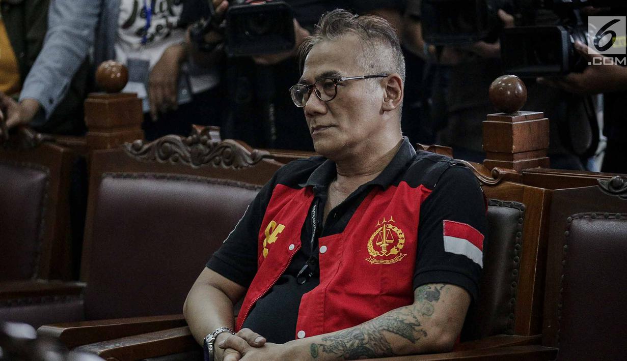 Aktor senior Tio Pakusadewo menjalani sidang pembacaaan dakwaan kasus penyalahgunaan narkoba di Pengadilan Negeri (PN) Jakarta Selatan, Senin (30/4). Tio yang sebelumnya berewokan dan gondrong tampil rapi dengan rambut cepak. (Liputan6.com/Faizal Fanani)