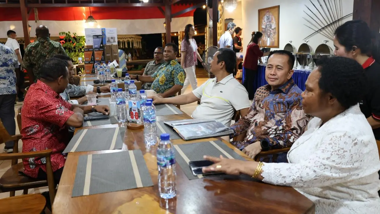 Penjabat (Pj) Gubernur Papua Agus Fatoni menghadiri pertemuan bersama ondoafi dan para tokoh adat di Provinsi Papua (Istimewa)
