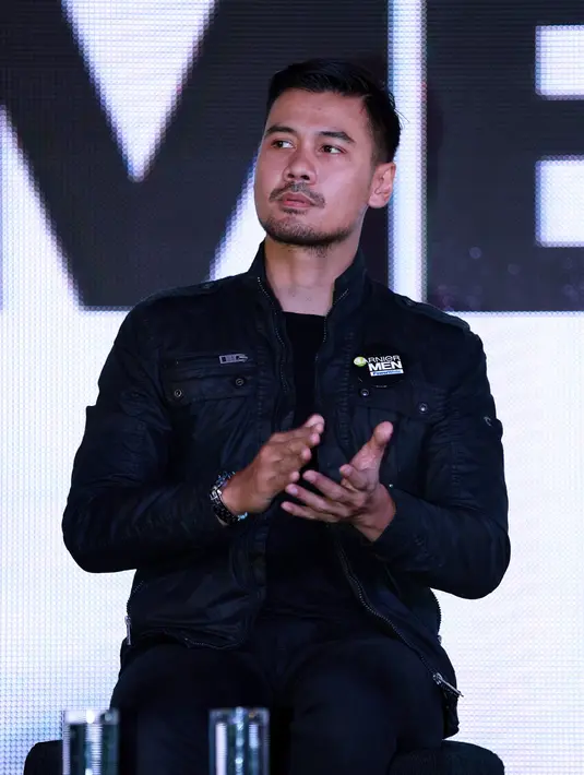 Sementara itu, "Negeri Van Oranje" berkisah mengenai persahabatan 5 mahasiswa Indonesia yaitu Lintang, Banjar, Wicak, Daus dan Geri yang kuliah S2 di Belanda. (Deki Prayoga/Bintang.com)