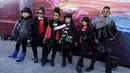 Sejumlah anak berpose sebelum ikuti Fashion Week S/S 2016 di Beijing, Cina, Rabu (28/10/2015) . Acara ini berlangsung dari 25-31 Oktober 2015. (REUTERS/Jason Lee)