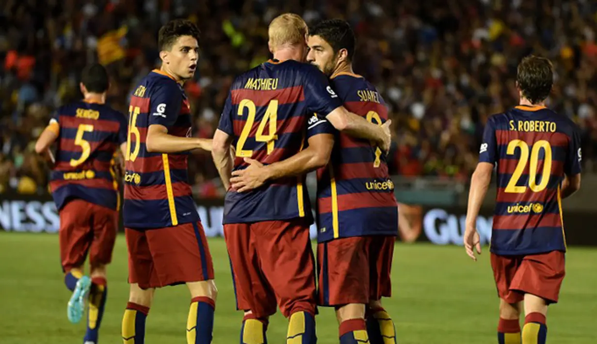 Penyerang Barcelona, Luis Suarez melakukan selebrasi bersama pemain lainya usai mencetak gol pada laga International Champions Cup 2015 di Rose Bowl, California, Rabu (22/7/2015). Barcelona menang 2-1 atas LA Galaxy. (AFP PHOTO/Stephen Dunn)