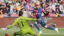 Pemain Barcelona, Raphinha mencetak gol ke gawang Real Madrid yang dijaga Thibaut Courtois dalam laga lanjutan Liga Spanyol 2024/2025 di Estadi Olimpic Lluis Companys, Barcelona, Spanyol, Minggu (11/05/2025) waktu setempat. (AP Photo/Jose Breton)
