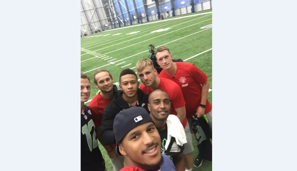 Pemain Manchester United, Jonny Evans, Daley Blind, Memphis Depay, Luke Shaw dan Phil Jones bertemu dengan bintang American Football dari klub Seattle Seahawks, Jermaine Kearse dan Doug Baldwin di Markas Seattle Seahawks. (Manutd.com)