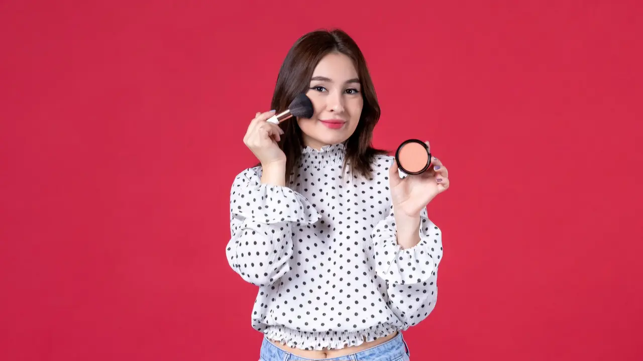 Ingin Makeup Tahan Lama di Acara Outdoor? Ini Tips agar Makeup Awet dan Tidak Luntur saat Cuaca Panas! (Foto: Freepik/KamranAydinov)