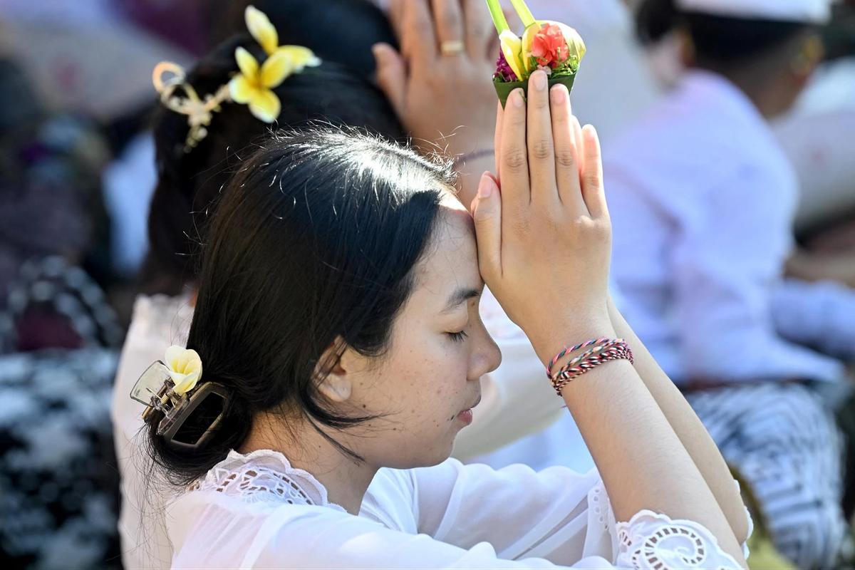 FOTO: Umat Hindu Rayakan Hari Raya Galungan dengan Persembahyangan di Pura