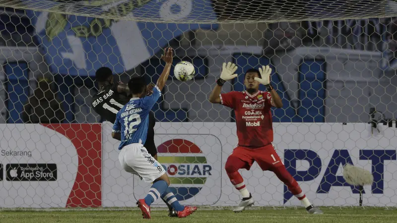 Kiper Persib Bandung, Muhammad Natshir, berusaha menangkap tendangan striker TIRA Persikabo, Osas Marvellous, pada laga Piala Presiden 2019. (Bola.com/Yoppy Renato)