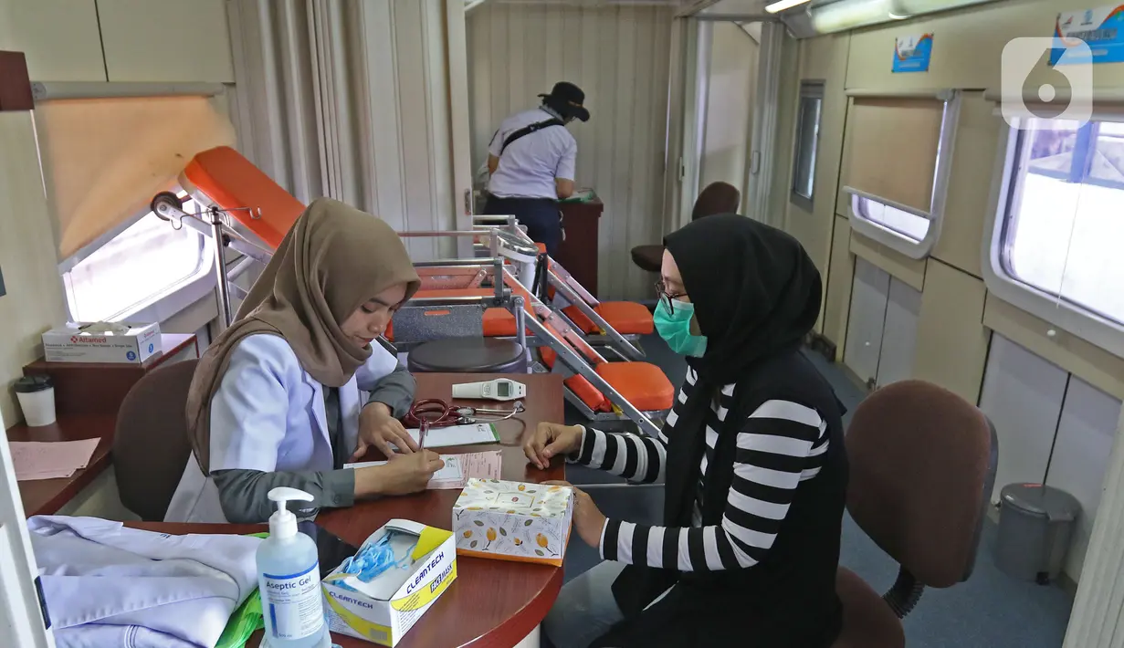 Penumpang KRL mengecek kesehatan melalui Rail Clinic di stasiun kereta Depok, Jumat (6/3/2020).  PT KAI Daop 1 melakukan kegiatan  sosialisasi mengenai penyebaran virus corona dengan menghadirkan kereta kesehatan Rail Clinic bagi warga sekitar stasiun Depok dan Bogor. (Liputan6.com/Herman Zakharia)