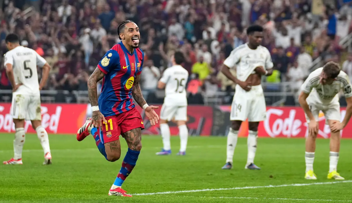 Raphinha juga menjadi pencetak gol penentu kemenangan untuk Barcelona pada menit ke-73. (AP Photo/Altaf Qadri)