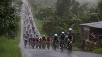 Sebanyak 107 pembalap dari 20 tim mengawali etape I Tour de Singkarak 2018, Minggu (4/11/2018) pagi WIB. (dok. Tour de Singkarak)