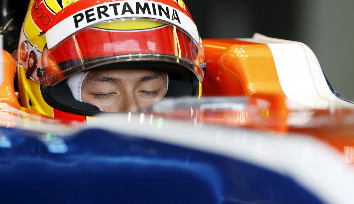 Rio Haryanto berdoa sebelum memulai latihan bebas pertama F1 GP Australia di Sirkuit Albert Park, Australia, Jumat (18/3/2016). (Reuters/Brandon Malone)