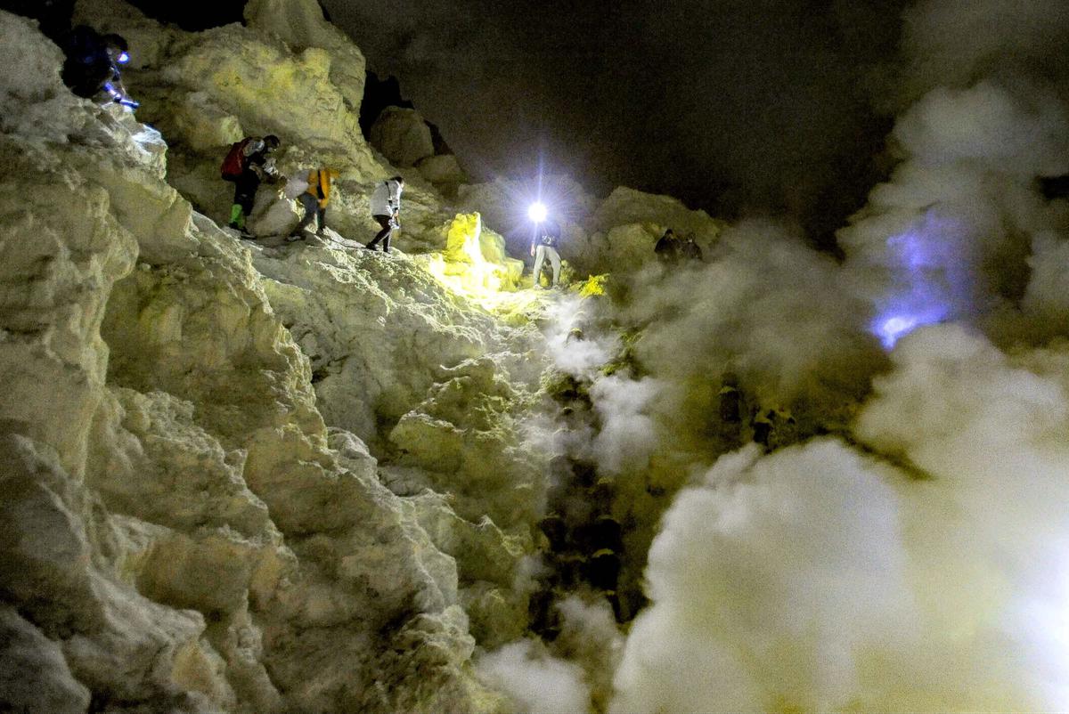 FOTO: Kawah Ijen Destinasi Favorit Wisata Alam Akhir Tahun