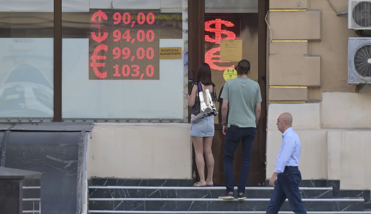 Hal ini membuat bank sentral Rusia mengumumkan pertemuan darurat pada hari Selasa untuk meninjau kembali tingkat suku bunga acuannya, meningkatkan kemungkinan kenaikan biaya pinjaman yang akan mendukung mata uang rubel yang lesu.  (AP Photo/Alexander Zemlianichenko)