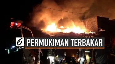 Kebakaran besar terjadi di kawasan Tanah Abang hari Minggu (30/6) pagi. Api menghanguskan sejumlah rumah dan kios dagang milik warga.