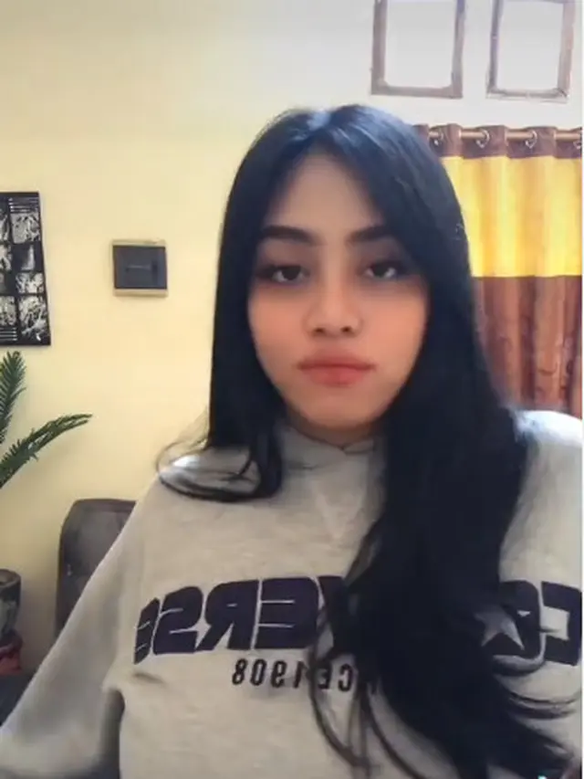 6 Potret Wanita yang Disebut Billie Eilish 'Versi Nganjuk', Mirip Banget Bak Kembar
