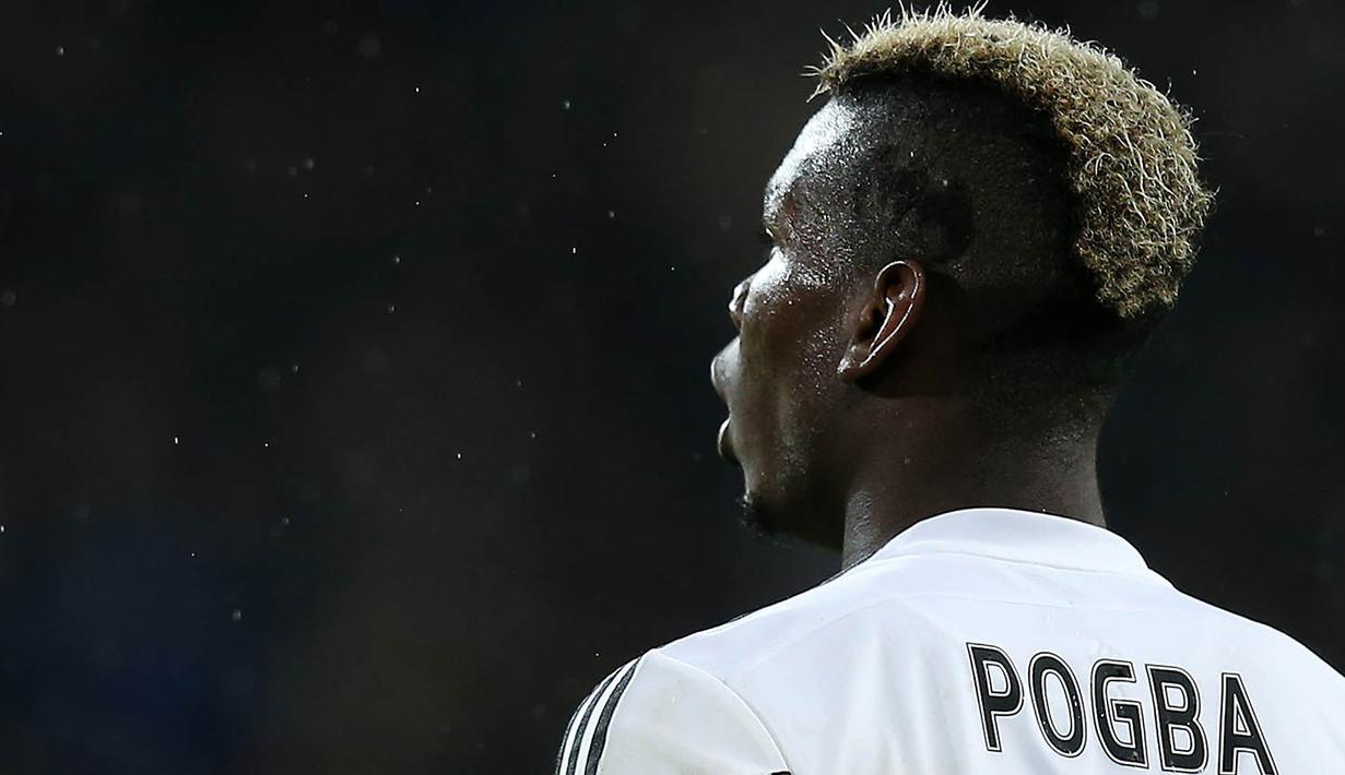 Pada musim 2015/2016, terdapat lambang tokoh super heroes, Batman, menghiasi sisi kiri kepala Paul Pogba. (AFP/Marco Bertorello)