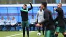 Pemain Portugal, Cristiano Ronaldo melakukan peregangan otot bahu saat sesi latihan perdana jelang Piala Dunia 2018 di base camp mereka di Kratovo, pinggiran Moskow, Rusia, Minggu (10/6). (Francisco LEONG/AFP)