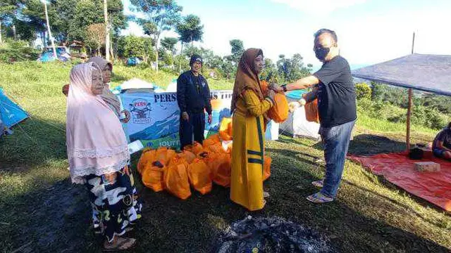 Perwakilan Pers Gas Tipis-Tipis memberikan bantuan