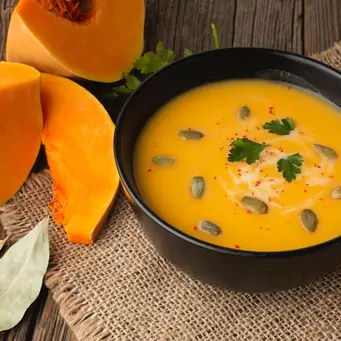 Salah satu olahan yang yang tepat adalah sup labu kuning panggang dengan rempah hangat yang creamy, lembut, dan kaya rasa. [Dok/freepik.com]