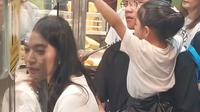 Gibran Rakabuming Kulineran di Surabaya Antre Beli Cakue Peneleh di Pasar Atom, Apa yang Spesial?. (Dok: TikTok&nbsp;@bluedasbluedus )