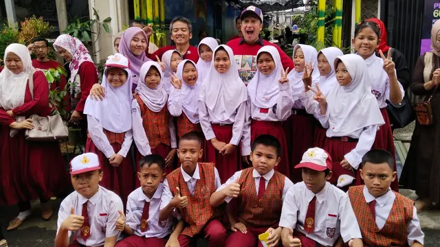 Irfan Hakim Hadir MeyerahkanTong Komposter Ksatria Nusantara kepada Warga