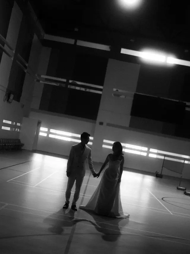 Nuansa Putih Bersih, Ini 7 Potret Prewedding Kevin Sanjaya dan Valencia Tanoe di Lapangan Badminton