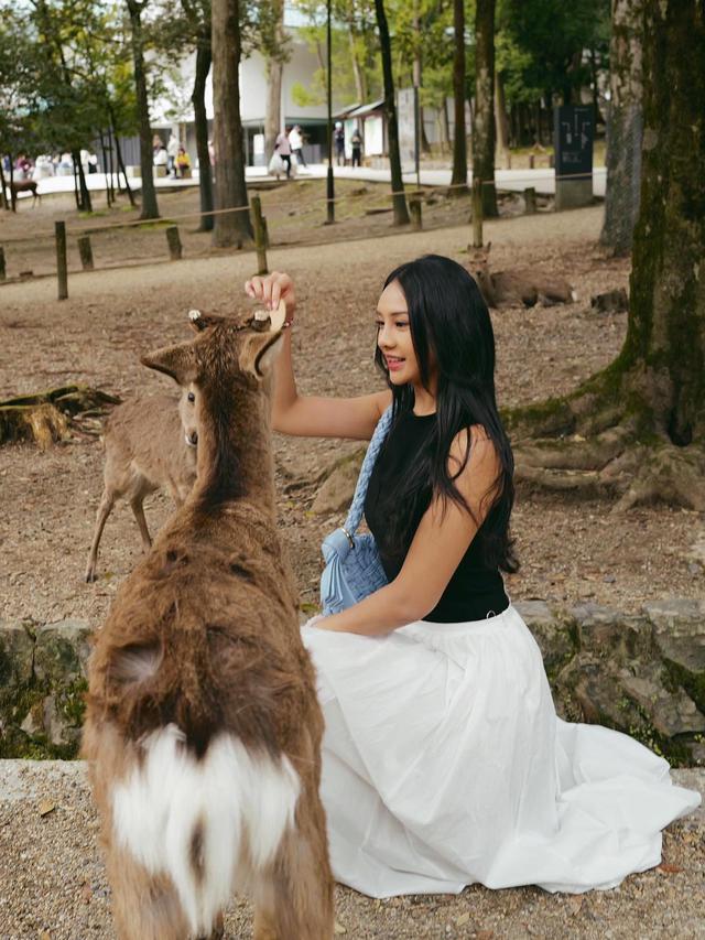 7 Potret Seru Anya Geraldine Main Bareng Rusa di Kota Nara