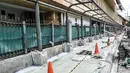 Suasana pembangunan jalur pedestrian di Stasiun Gondangdia, Jakarta Pusat, Kamis (8/4/2021).  Stasiun Gondangdia pembangunannya juga akan dilakukan pembuatan area drop off dan pangkalan transportasi online maupun konvensional. (merdeka.com/Iqbal S. Nugroho)
