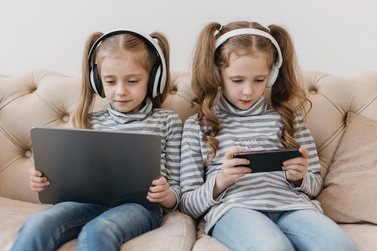 Ilustrasi Anak Bermain Gadget