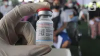 Petugas kesehatan memperlihatkan botol vaksin moderna saat vekasinasi dosis ketiga di kolong flyover Ciputat, Tangerang Selatan, Sabtu (2/4/2022). Selain untuk melengkapi vaksin COVID-19, booster menjadi syarat perjalanan mudik lebaran tahun 2022. (merdeka.com/Arie Basuki)