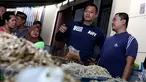 Cagub DKI Jakarta Agus Harimurti Yudhoyono menyapa pedagang ikan teri saat kampanye di Pasar Paseban, Jakarta Pusat, Jumat (11/11). Agus mengunjungi lapak-lapak pedagang dan menampung berbagai keluhan serta masukan mereka. (Liputan6.com/Gempur M Surya)