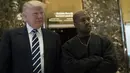Penyanyi rap Kanye West menemui Presiden AS terpilih, Donald Trump di Trump Tower, New York, Selasa (13/12). Keduanya bertemu secara tertutup selama sekitar setengah jam untuk membahas masalah multikultural. (Drew Angerer/Getty Images/AFP)