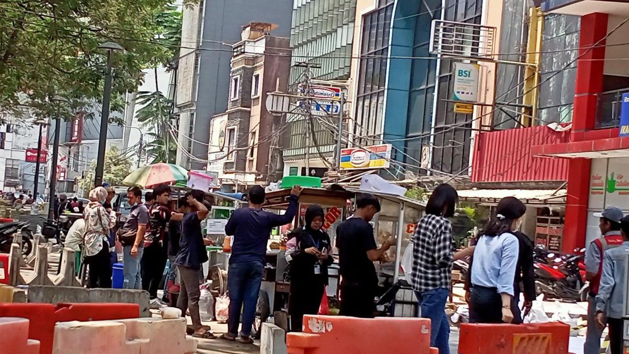 Raup Cuan 'Street Food' Jelang Senja di Depan Stasiun Sudirman