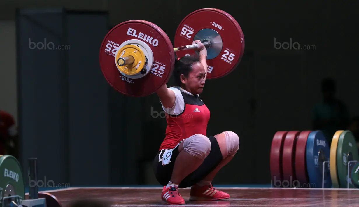 Syarah Anggraini gagal mengatur keseimbangan saat turun pada kelas 53 kg di Hall A Arena PRJ, Jakarta, Rabu (11/2/2018). Syarah meraih medali perak pada nomor tersebut dengan total angkatan 180 kg. (Bola.com/Nicklas Hanoatubun)