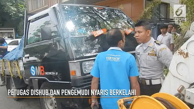 Tidak terima mobilnya diderek oleh Dishub DKI Jakarta pengemudi mobil box nyaris berkelahi dengan petugas, tidak adanya lahan parkir membuat pengemudi parkir di bahu jalan