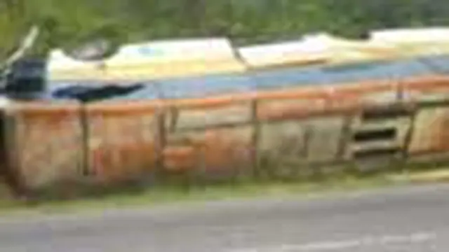 Bangkai Bus Dibiarkan Tergeletak