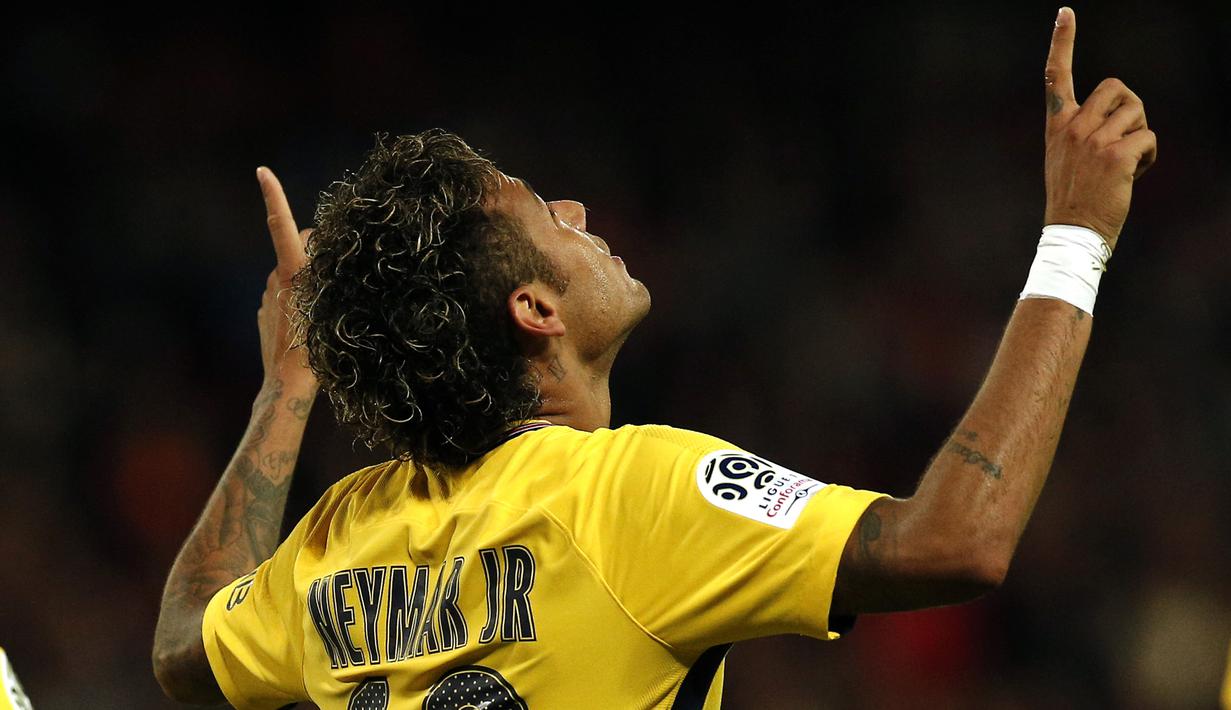 Pemain PSG, Neymar merayakan golnya ke gawang Guingamp pada laga perdana Ligue 1 Prancis di Roudourou stadium, Guingamp, (13/8/2017). PSG menang 3-0. (AP/Kamil Zihnioglu)