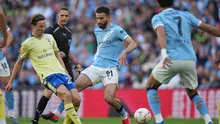 Pemain Southampton, Caspar Jander, berduel dengan pemain Manchester City, Rayan Ait-Nouri, dalam laga semifinal FA Cup di Etihad Stadium, Inggris, Sabtu (25/4/2026) malam WIB. (AP Photo/Alastair Grant)