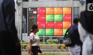 Pejalan kaki melintas dekat layar pergerakan Indeks Harga Saham Gabungan (IHSG) di kawasan Jakarta, Senin (13/1/2020). IHSG sore ini ditutup di zona hijau pada level 6.296 naik 21,62 poin atau 0,34 persen. (Liputan6.com/Angga Yuniar)