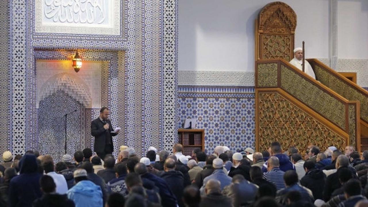 Diguncang teror, muslim di Prancis tetap khusyuk jalani ibadah