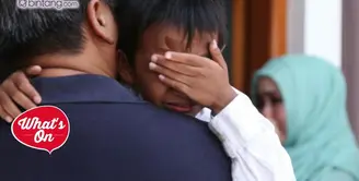 Andi Jabbar Al Mufti menangis saat lihat jenazah Ibunya, Renita Sukardi.