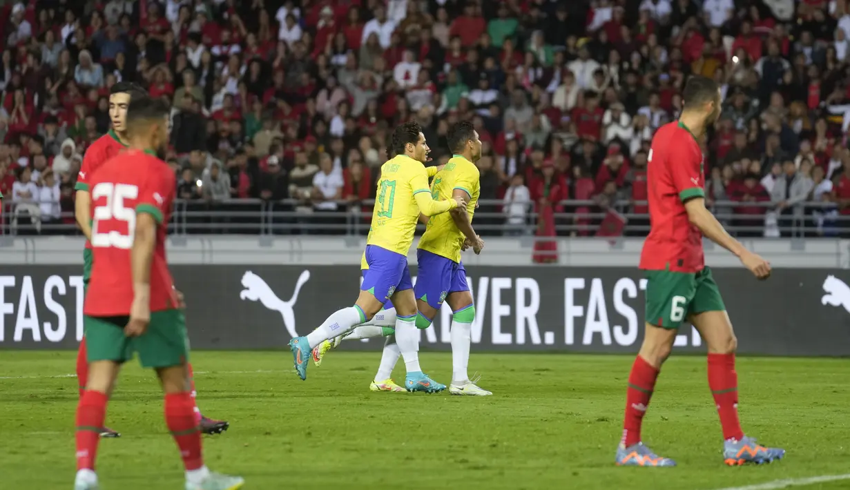 Pemain Brasil, Casemiro, melakukan selebrasi setelah mencetak gol ke gawang Maroko pada laga uji coba FIFA Matchday di Grand Stade de Tanger, Tangier, Minggu (26/3/2023). Ini menjadi pertemuan ketiga bagi Maroko dan Brasil. Pada dua pertandingan sebelumnya, Maroko selalu kalah dan kebobolan lebih dari satu gol. (AP Photo/Mosa'ab Elshamy)