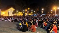 Antusiasme warga Yogyakarta menyaksikan duel Timnas Indonesia U-23 Vs Guinea dalam Play-off Olimpiade 2024 di Lapangan Sewandanan, Pura Pakualaman, Yogyakarta, Kamis (9/5/2024) malam. (Bola.com/Ana Dewi)
&nbsp;
