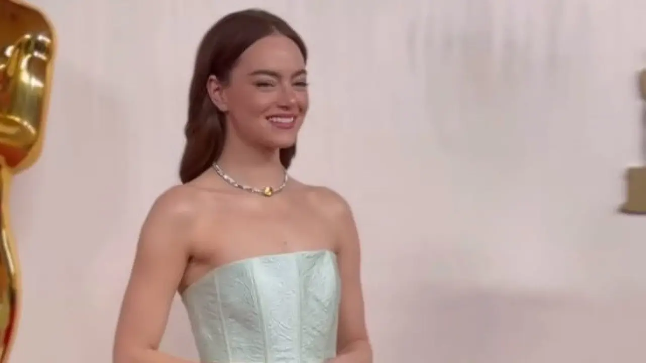 Emma Stone di red carpet Oscar 2024. [Foto: Instagram Stories/theacademy]