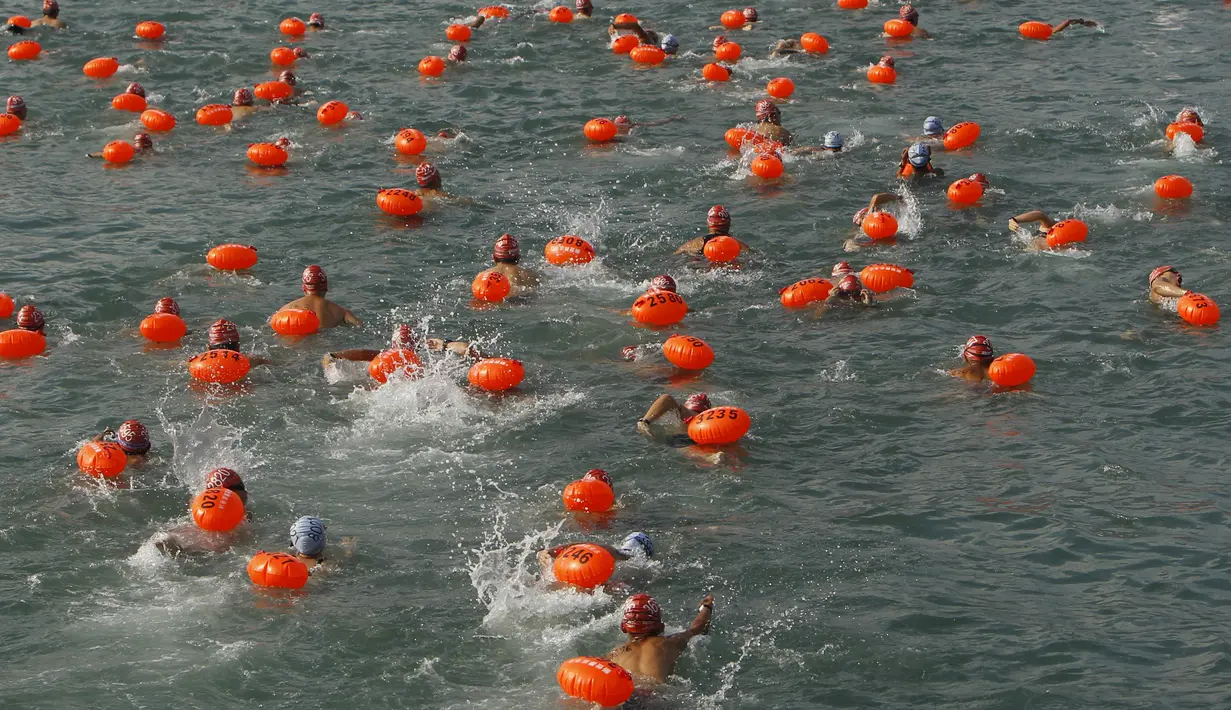 Perenang berkompetisi dalam lomba renang lintas pelabuhan di Hong Kong, Minggu (18/10). 2.500 orang ambil bagian dalam menembus jarak lintasan laut sejauh 1,5 km dari Sam Ka Tsuen Public Pier ke Quarry Bay Park Public Pier. (REUTERS/Liau Chung - ren)